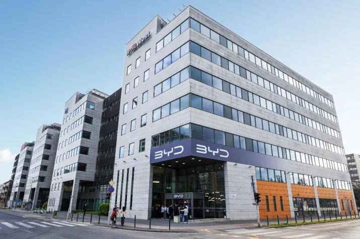 黔西南州中级人民法院一审曝光开庭审理孟德峰受贿一案